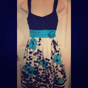 Beautiful dress 👗 in Excellent condition. Size 3